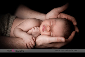 Bambina addormentata sulle braccia del padre