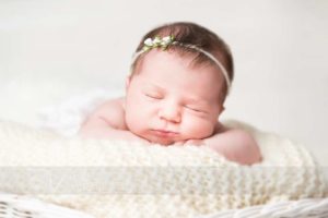 primo piano di neonata addormentata