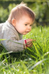 bambina piccola gattona su erba