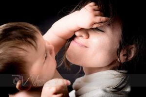 bambina gioca con capelli di mamma