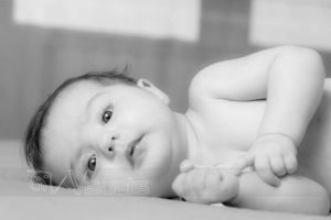 bambina neonata ritratto in bianco e nero