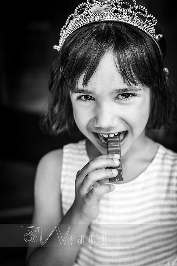 Ritratto di bambina con cioccolato